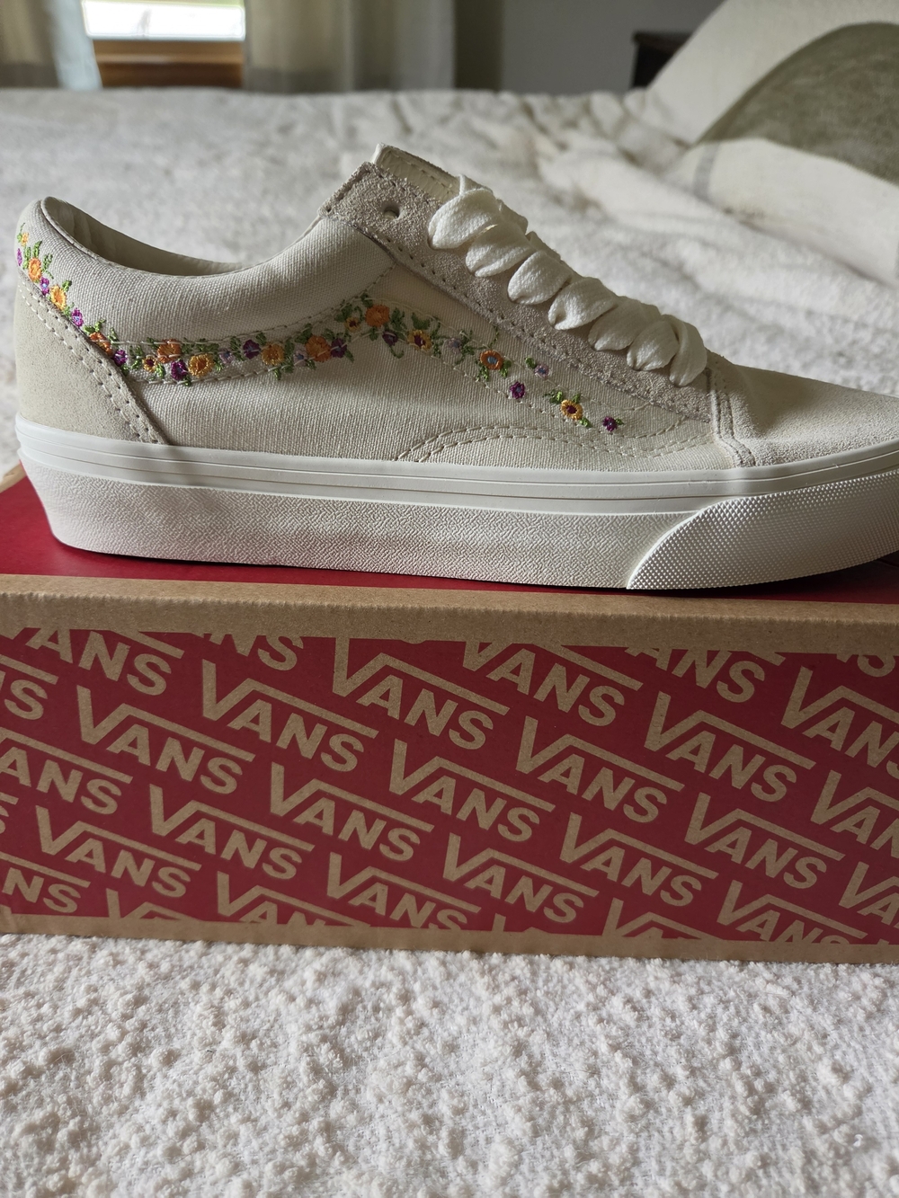 Vans Cream Low-Top Sneakers with Multicolor Floral Embroidery